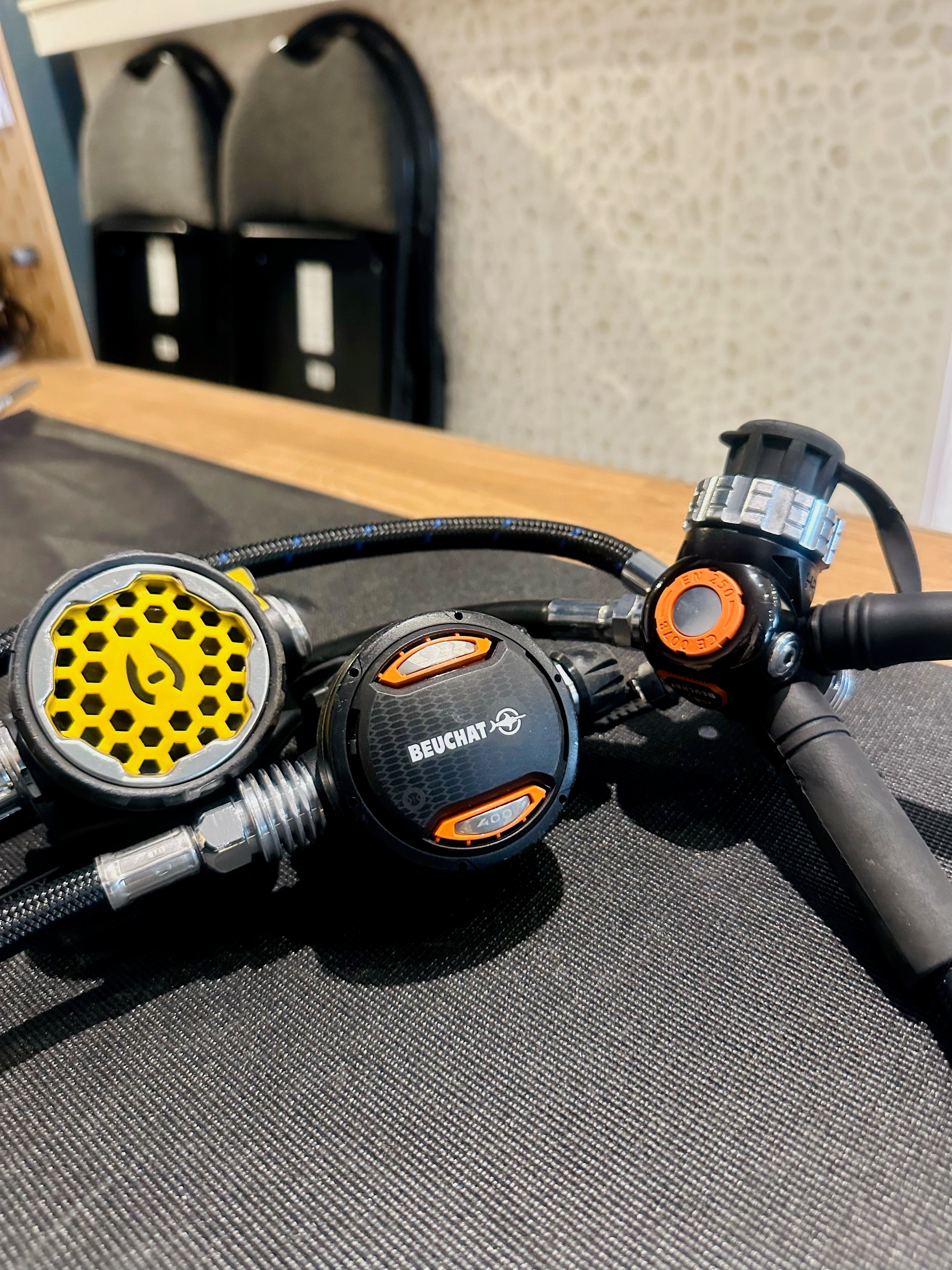 Beuchat VR400/ Hollis 150LX Octopus/ Oceanic Max Depth Swiv Combo Used | Diving Sports Canada | Vancouver Beuchat VR400/ Hollis 150LX Octopus/ Oceanic Max Depth Swiv Combo Used | Diving Sports Canada | Vancouver
